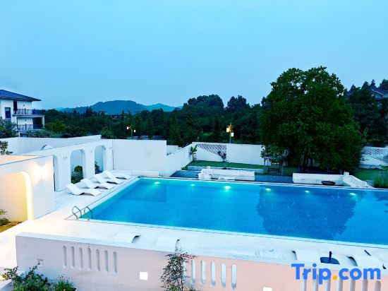 Moganshan Jiuzhu Hot Spring Light Luxury Beauty Hotel