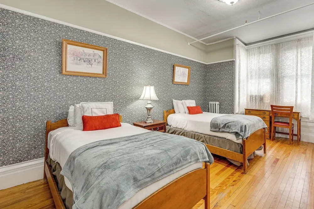 On Historic Main Street: Walkable & Quaint Apt!