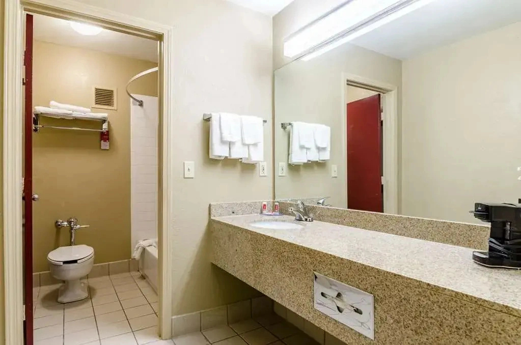 Econo Lodge Inn & Suites I 35 At Shawnee Mission