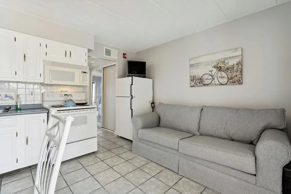 Beachfront Fourth-floor Condo w/ Community Pool!