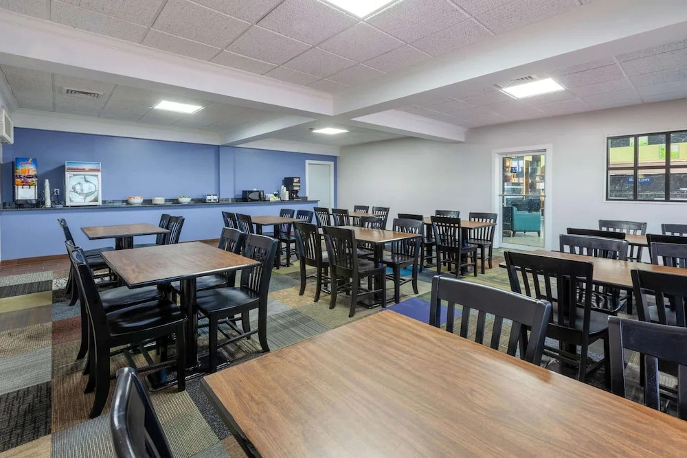 Days Inn by Wyndham Sandusky Cedar Point