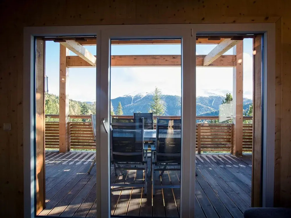 Spacious Chalet With hot tub