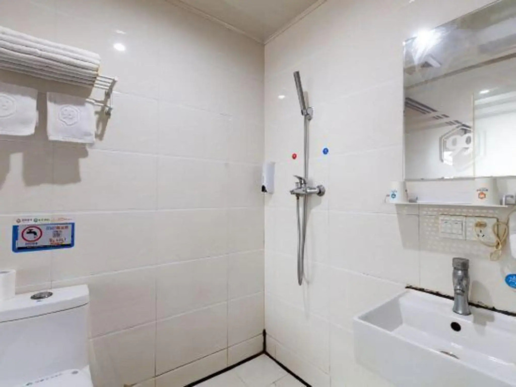 99 Preferred Hotel (Shanghai Film Park Chedun Station Branch)