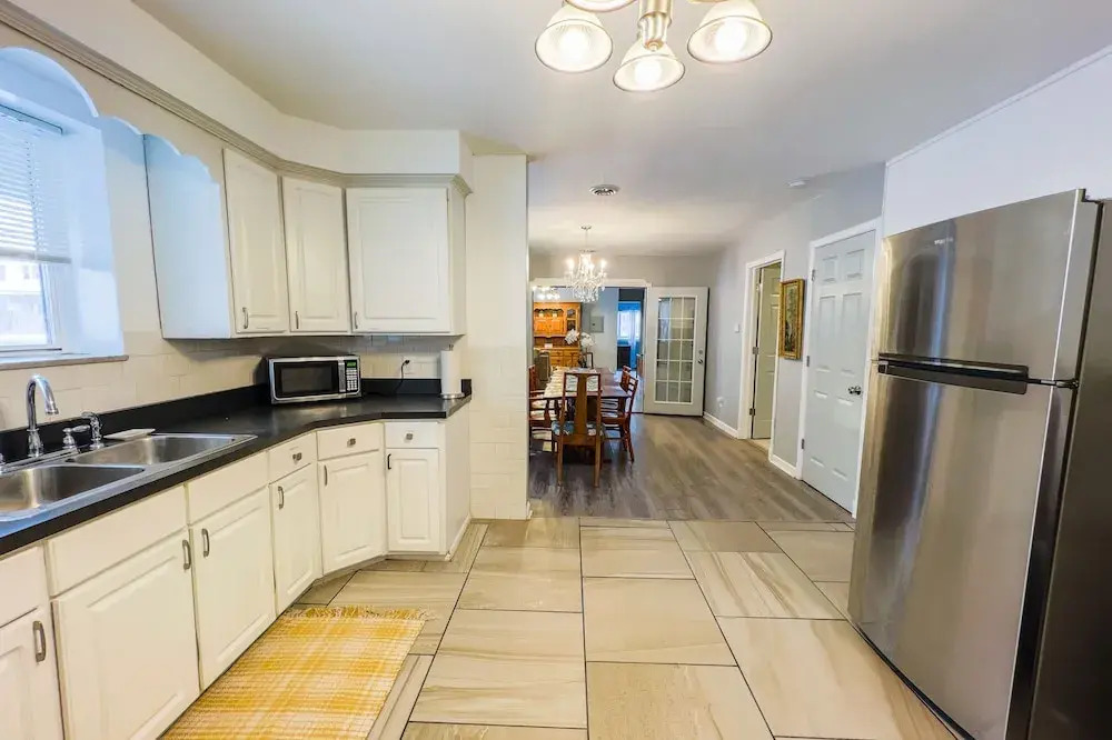The Stone Castle - With Private Yard & Parking, Near Falls & Casino by Niagara Hospitality