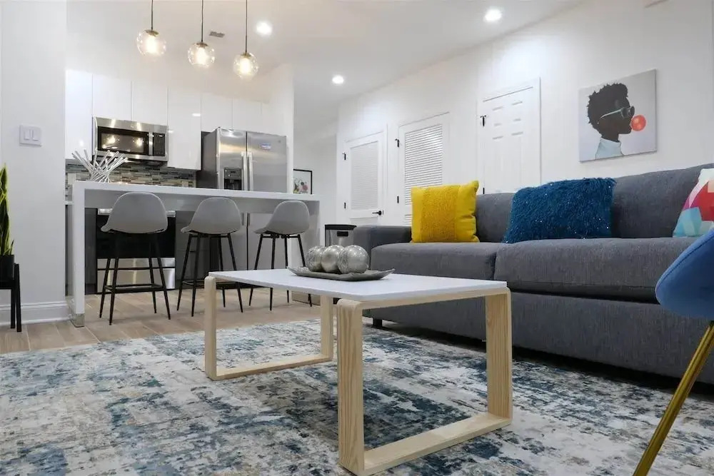 Pop Art Chic! Stunning Shaw - U Street Apartment