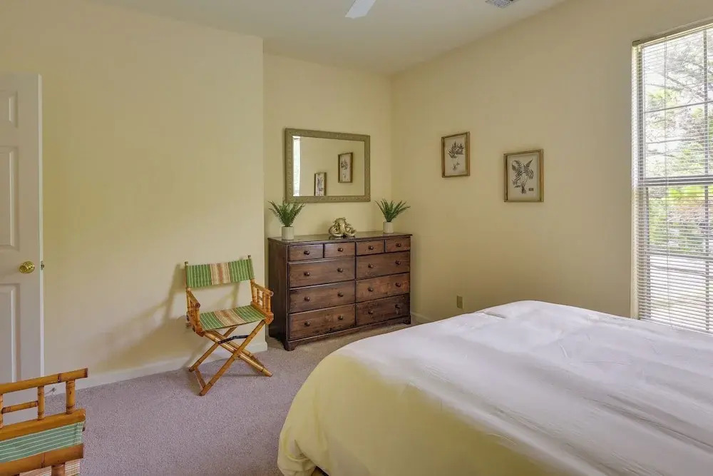 Mount Pleasant Condo w/ Pool & Bikes: Near Beach!