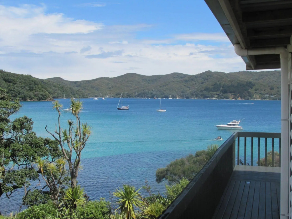 Tipi and Bobs Waterfront Lodge