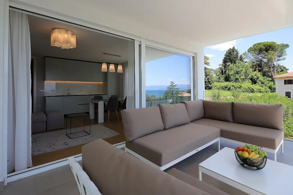 New apartment with swimming pool near the beach