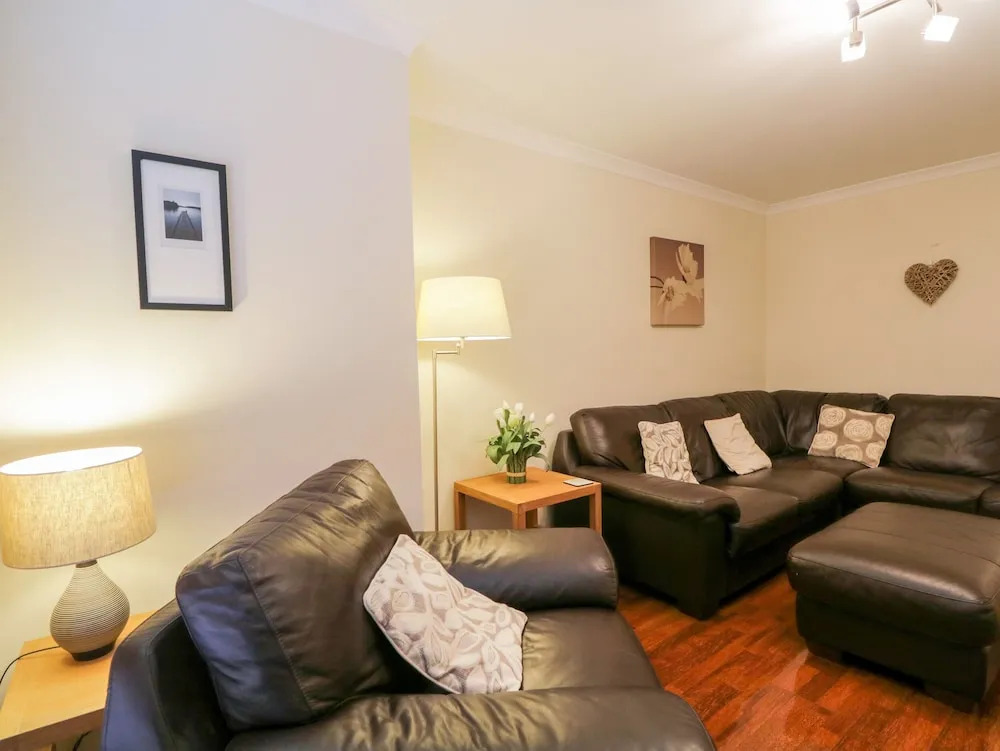 7 Riverside Gardens