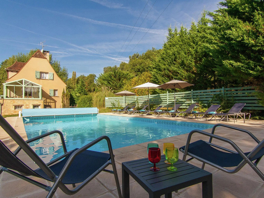 Spacious villa with heated pool, several terraces and a lot of privacy.