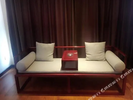 Vision Hotel (Zhijiang Qixing Square)