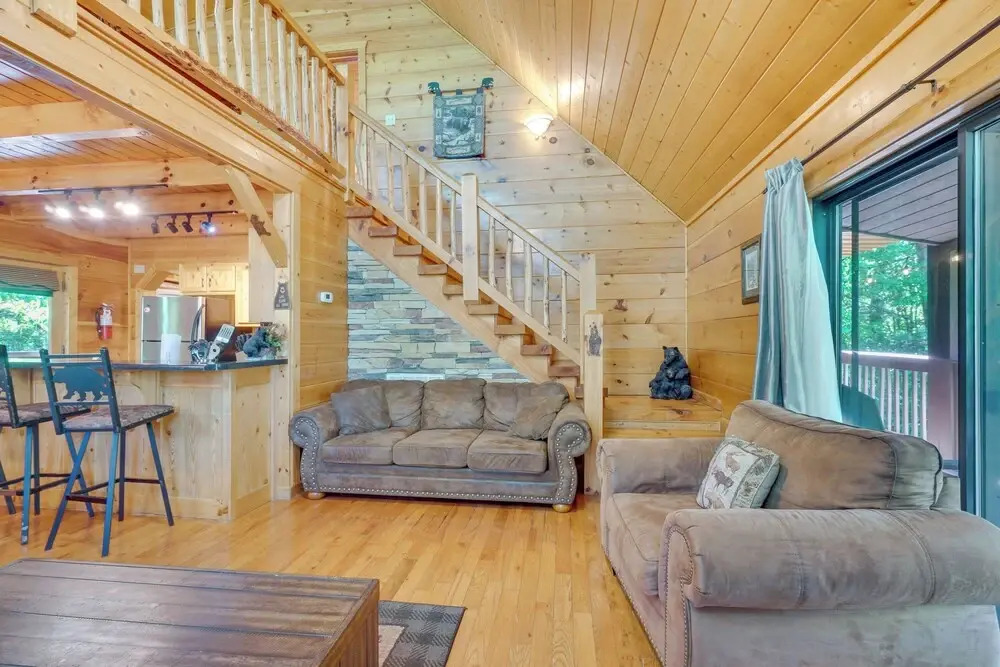 Sevierville Cabin w/ Hot Tub: 5 Mi to Pigeon Forge