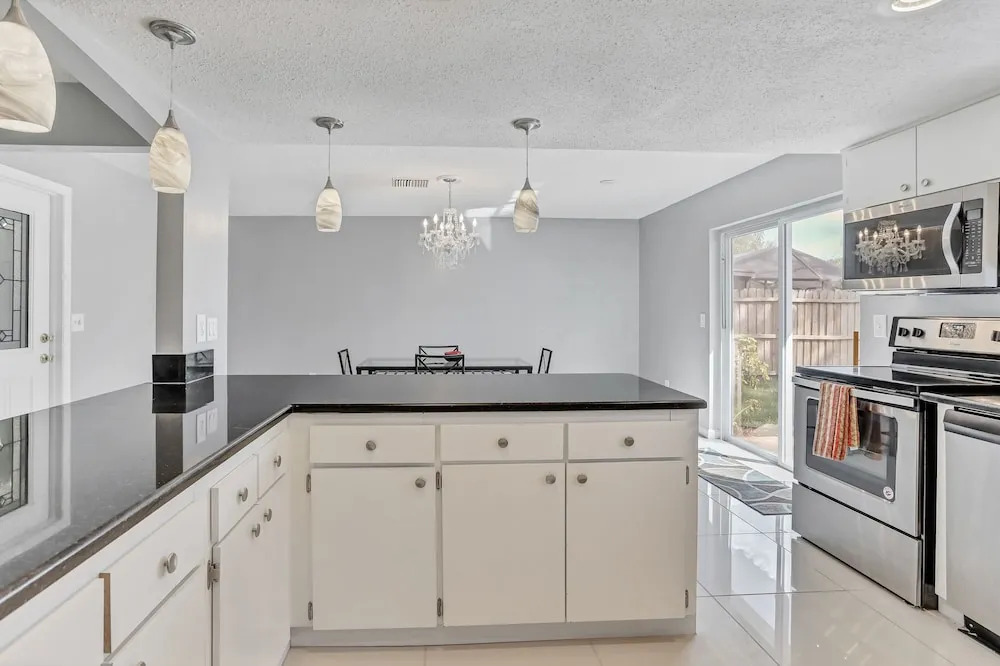 3BR Pool Home in Tampa by Tom Well IG - 712