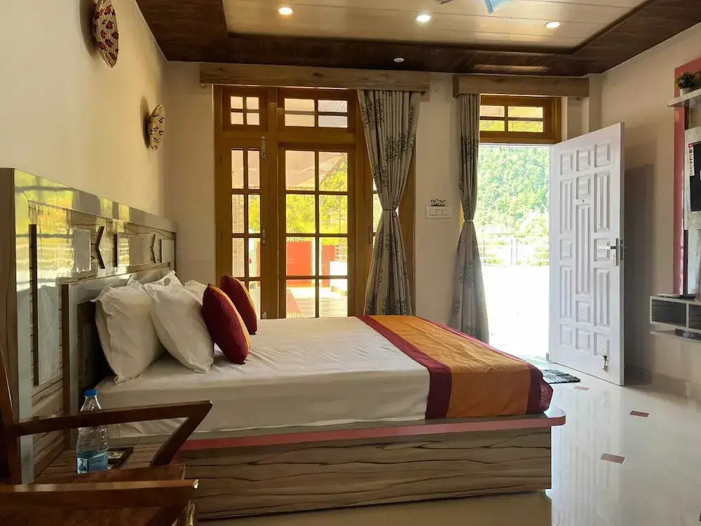 Rock Mountain Premium Homestay, Dalhousie Family & Couple Friendly Relaxing Stay Away from Crowd