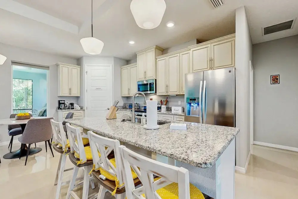 Spacious House With Private Covered Patio, Work Station, Full Kitchen and Grill