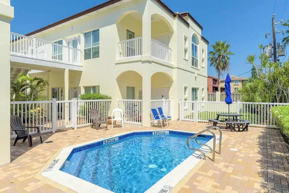 Spacious Ground Floor Condo With Semi-private Pool, 1 Block to Beach