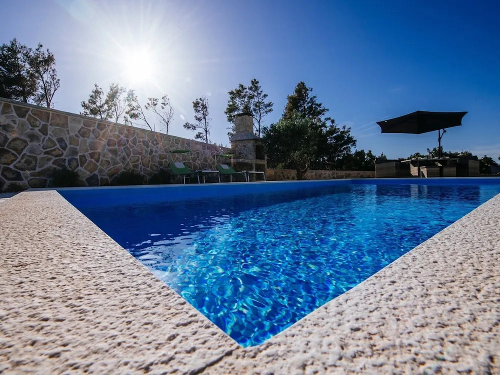 Luxurious Villa Near Vir With Swimming Pool
