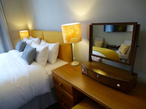 City Centre Luxury Holiday House with Outdoor Bath and Parking