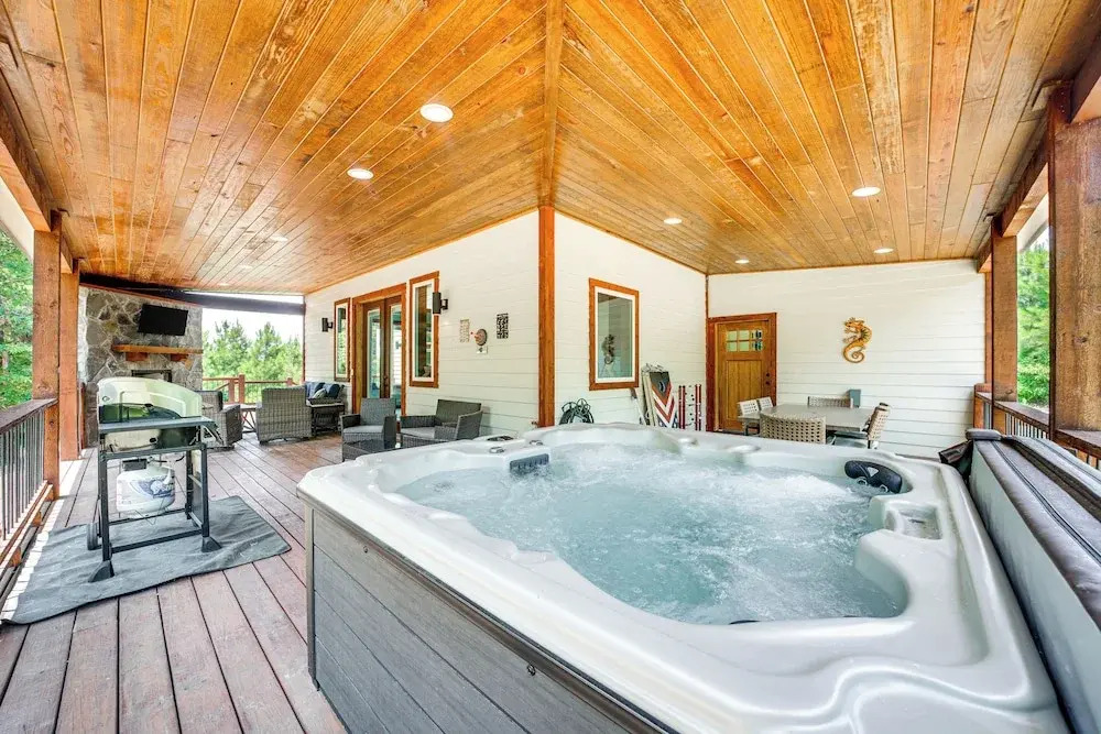 Luxe Broken Bow Home w/ Hot Tub & Fire Pit!