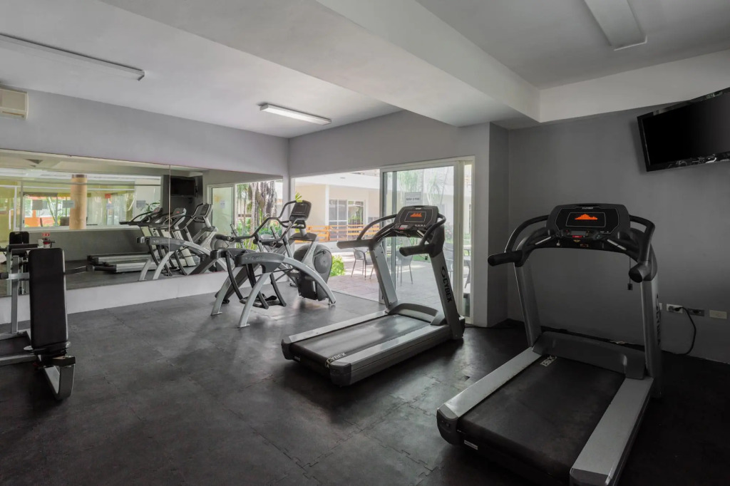 Exclusive 2 Level 3 BR Penthouse | Private Hot Tub & Roof | WiFi | Great Amenities & GYM