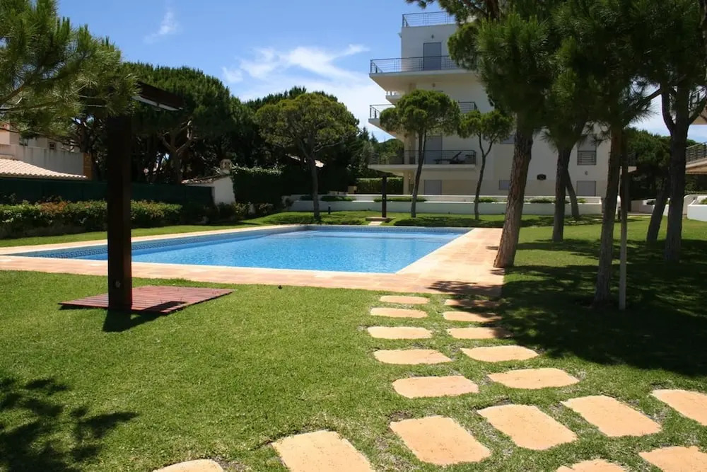 Apartment with 2 Bedrooms in Olhos de Água, with Pool Access, Furnished Garden And Wifi - 200 M From the Beach