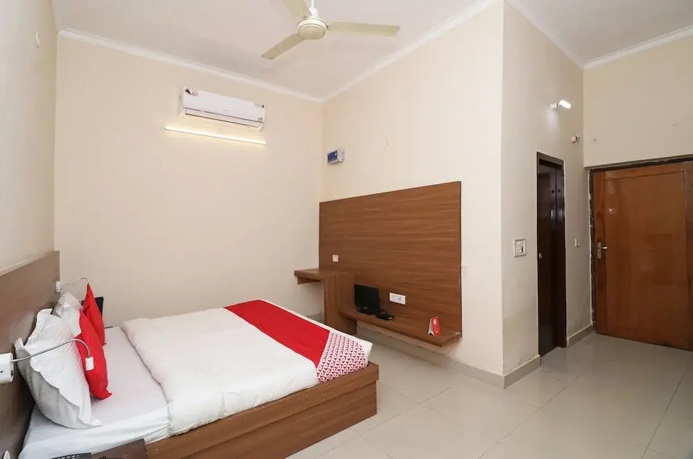Hotel Rajshri by OYO Rooms