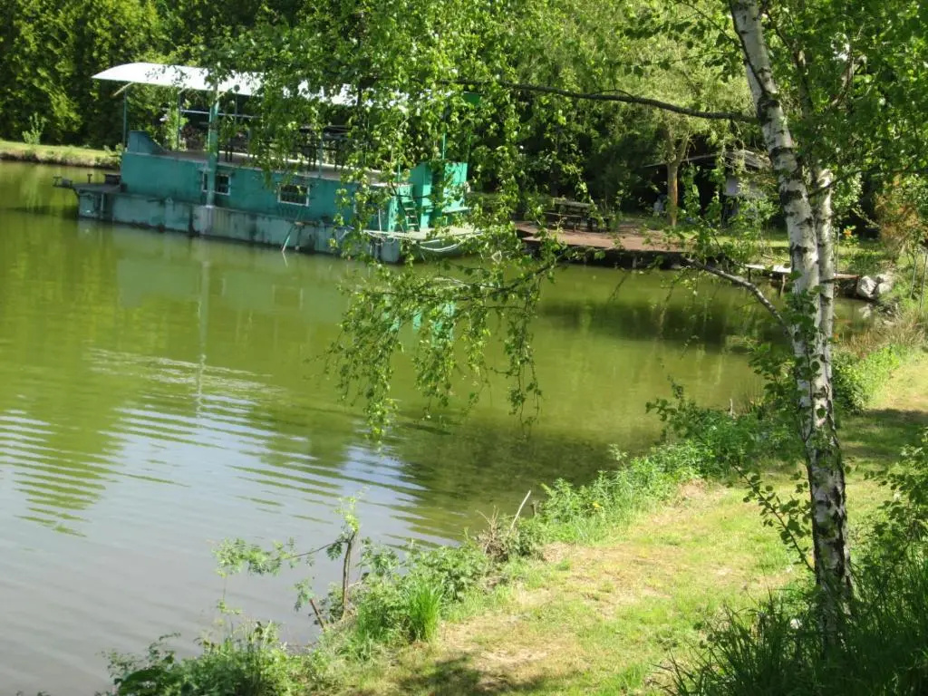 le bateau sur lac privé de 2 hectares poissonneux au milieu des bois