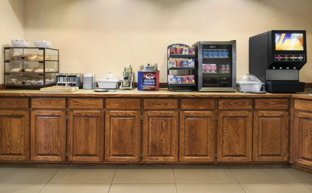 Country Inn & Suites by Radisson, West Bend, WI