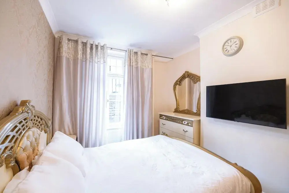 Chic London Apartment in Brown Hart Gardens