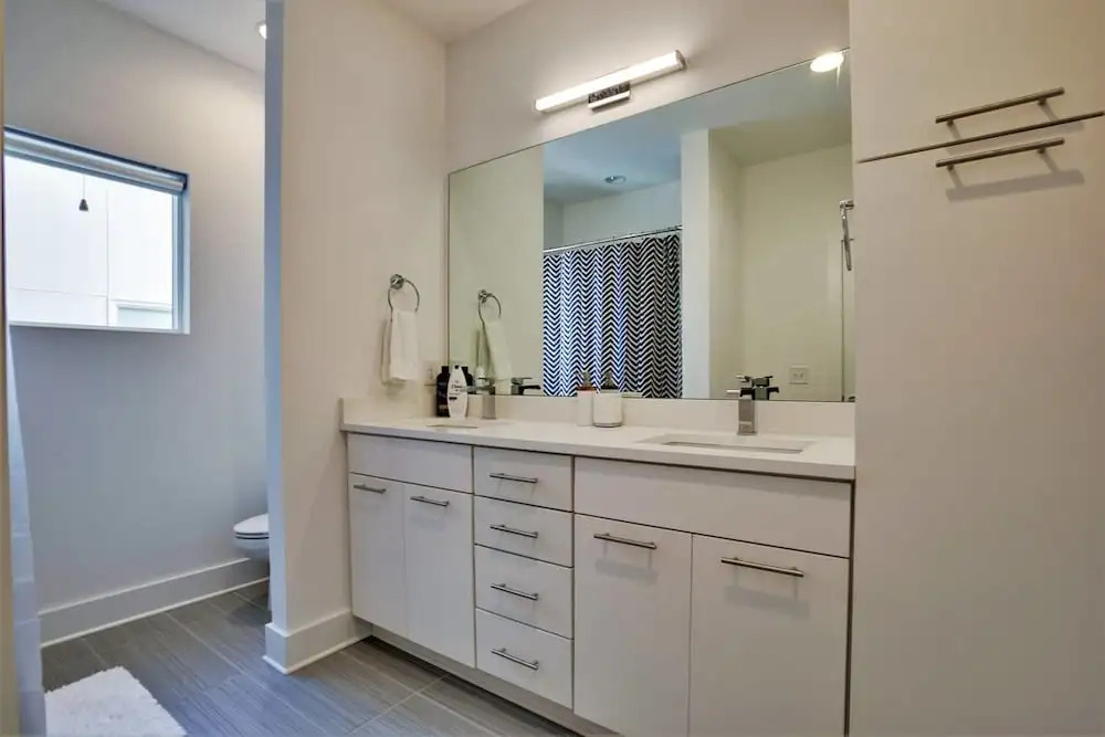 Modern 8bed/4ba Home w/ Roof Deck & Grill by Domio