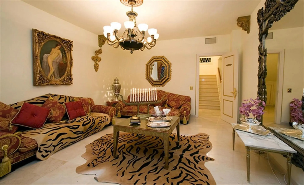 19567 - Unique Luxurious And Palacial Villa