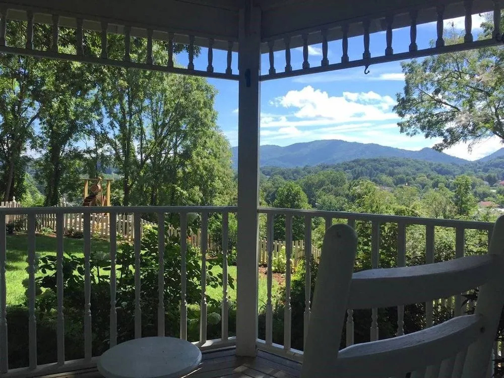 Oak Hill On Love Lane Bed and Breakfast Inn