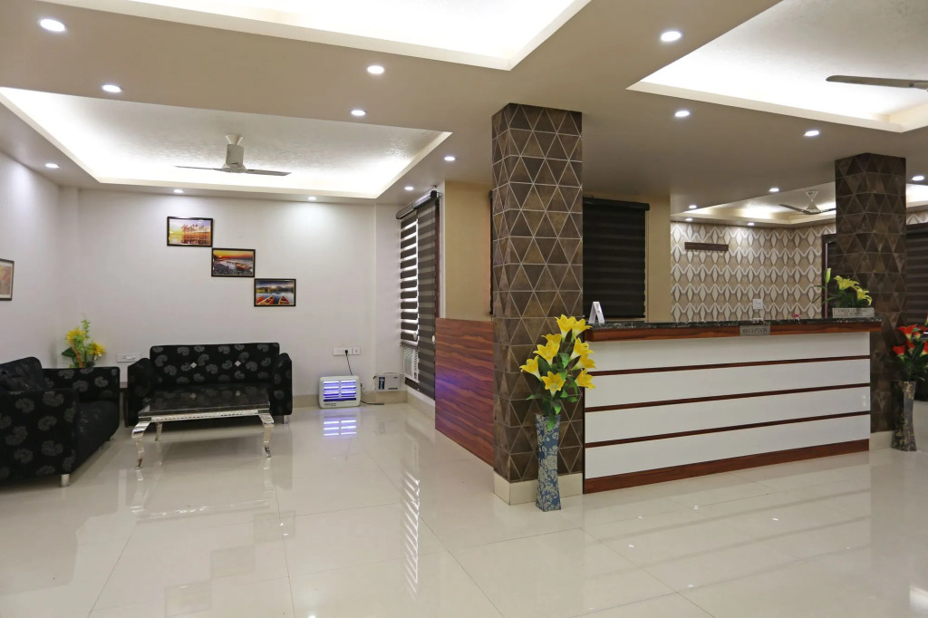 OYO TOWNHOUSE 460 H C Grand