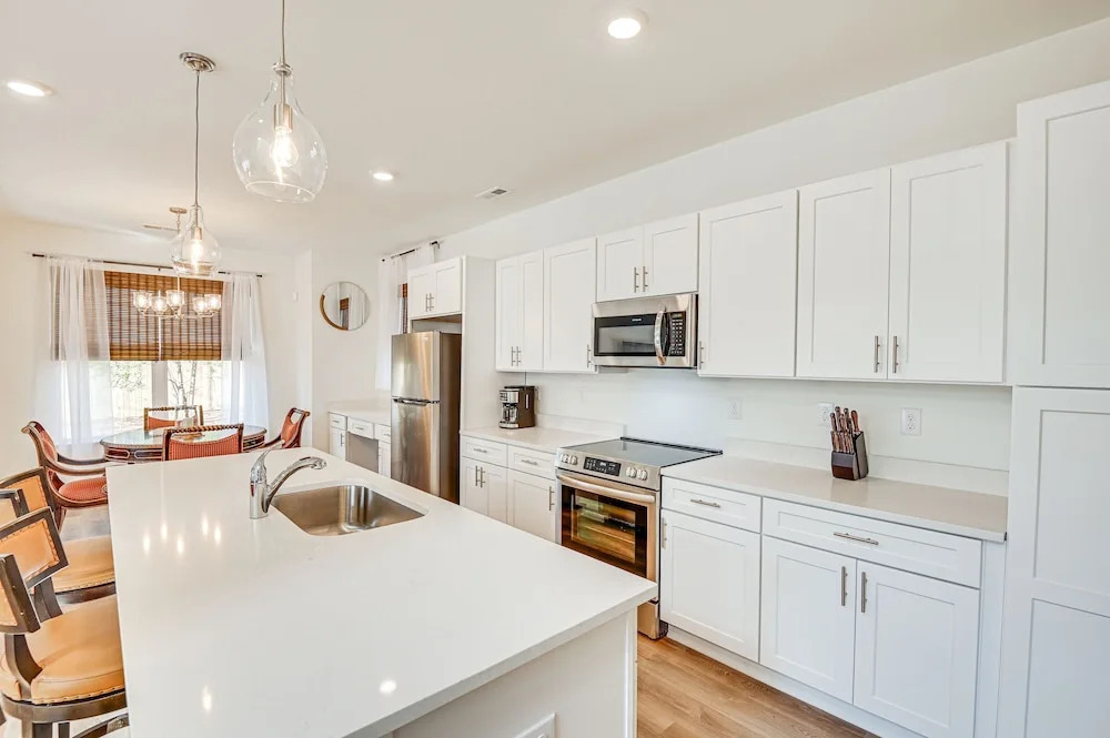 Charming Charlotte Townhome: 6 Mi to Downtown!