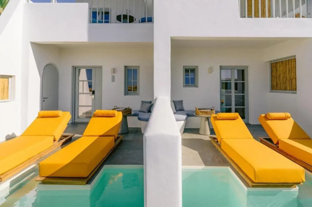 Mr and Mrs White Paros
