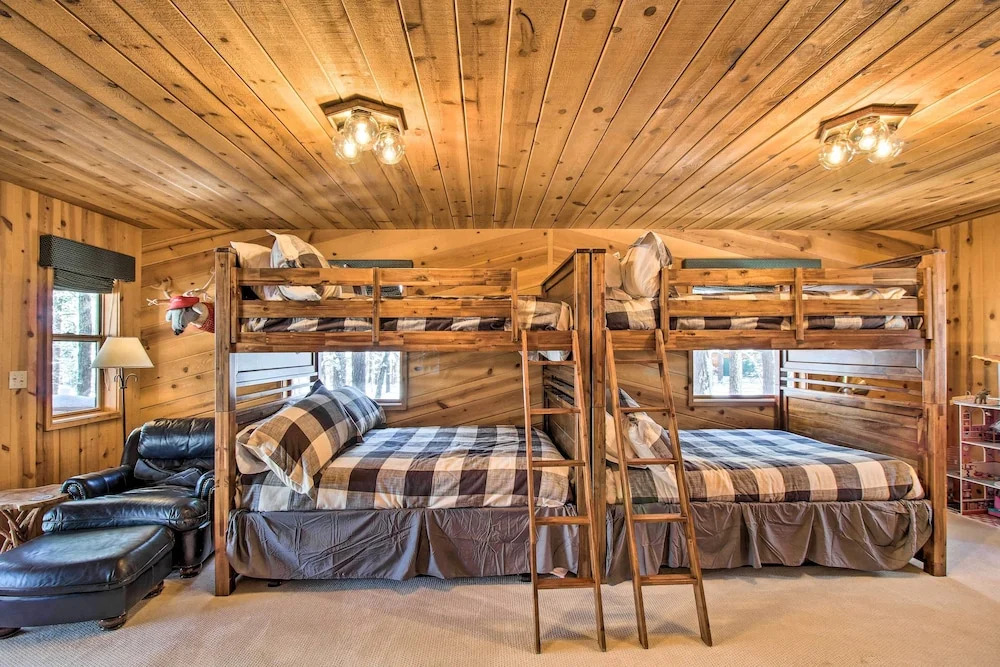 Pinetop Cabin w/ Private Patio on Eighth Green