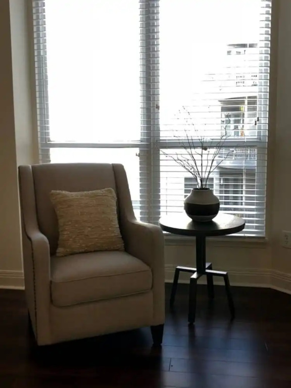 Sophisticated One Bedroom Near Downtown