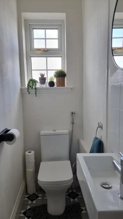 Spacious 5BR Leicester Home Sleeps 10 Parking
