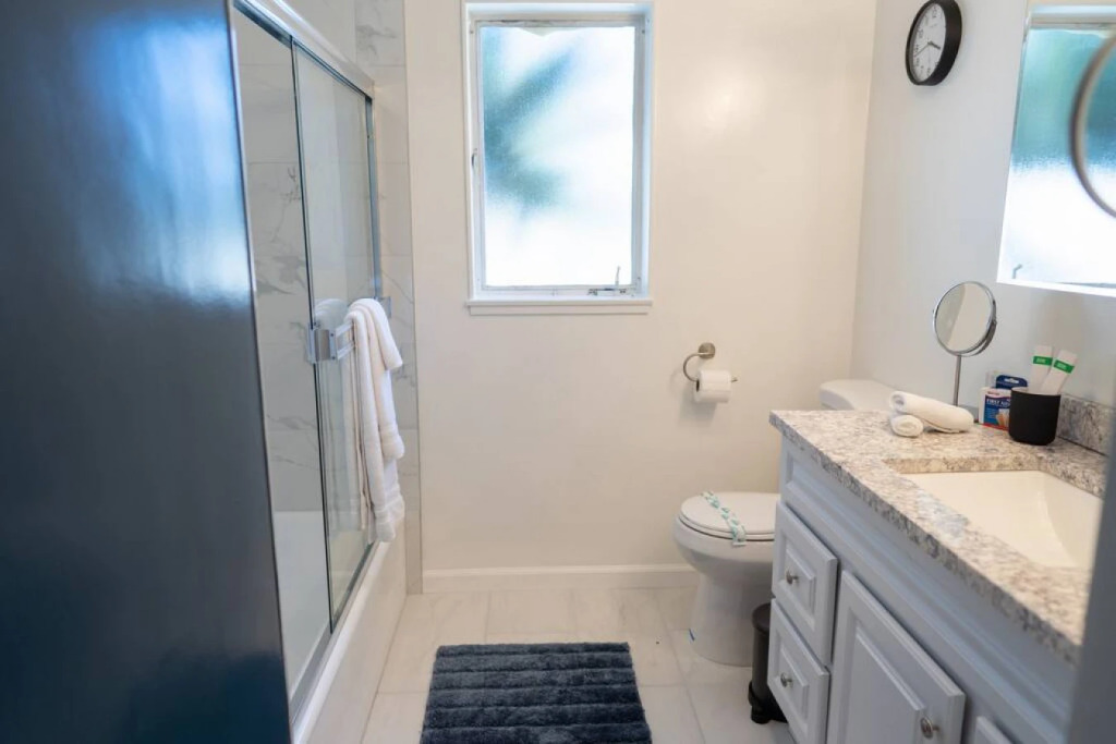TASTEFUL SPACIOUS 3-BEDROOM HOME WITH HOT TUB ONLY MINUTES FROM DISNEYLAND  (p56)