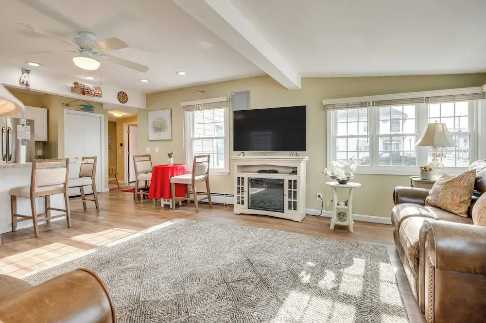 Near Beaches & Waterfront Dining: Home in Hampton!