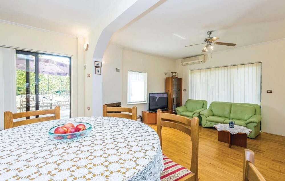 Pet Friendly Home In Spincici