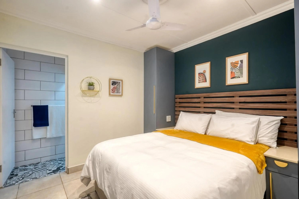 Hampton Collection - Trendy 2 Sleeper Apartment with Pool