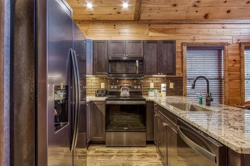 Ern805- Bearly Believe It! - Great Location! Close To Town And All The Action! 3 Bedroom Cabin by RedAwning