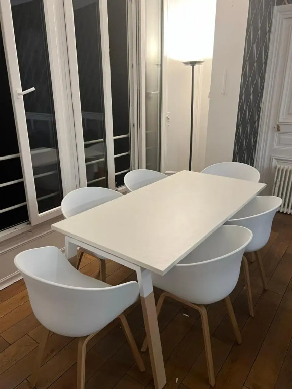 Magnifique flat avec balcon Champs-Elysées. AC