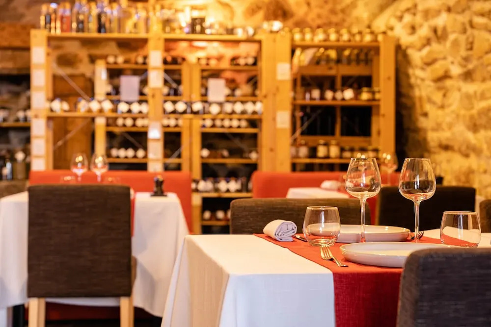 Demeures & Châteaux Auberge de la Tour - Hôtel & Restaurants - Marcolès Auvergne
