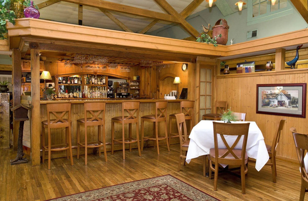 Highland Lake Inn & Resort - Flat Rock