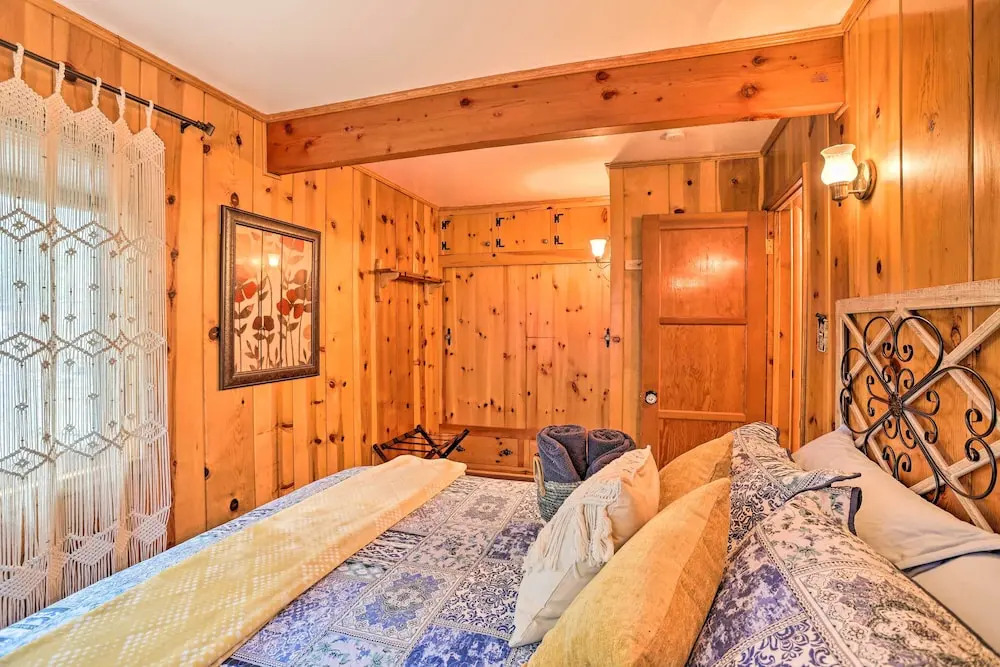 Wrightwood Cabin w/ Cozy Interior!