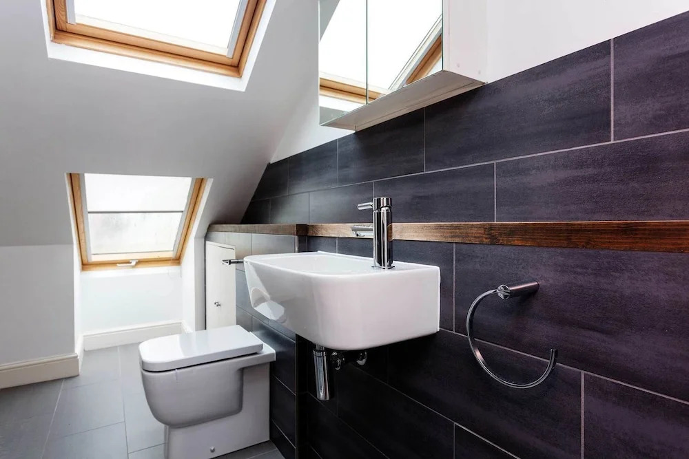 Terraced Home in Tranquil Wimbledon