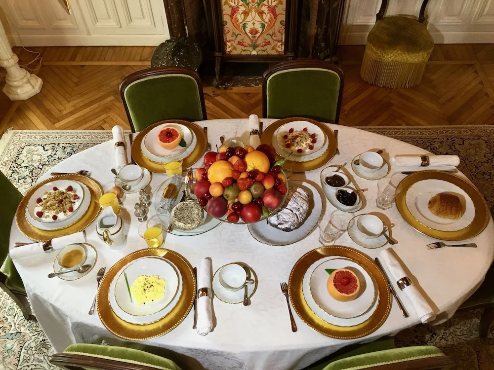 LA MAISON LEONARD