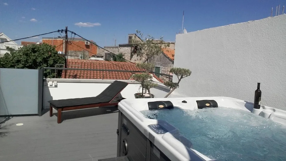Downtown Luxury Apartments with Hot Tub